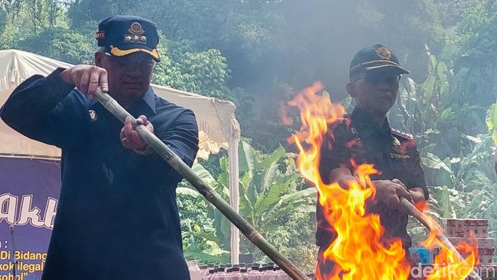 Pemusnahan rokok ilegal di Cimahi