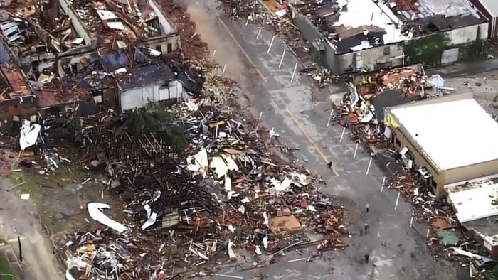 Penampakan dari Udara Kerusakan Akibat Tornado di Oklahoma Tornado menerjang wilayah Sulphur, Oklahoma, Minggu (28/4/2024) waktu setempat. Terjangan tornado mengakibatkan kerusakan parah di wilayah tersebut. Ini penampakannya.