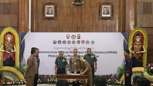 Penandatanganan NPHD untuk pengamanan Pilkada Bali 2024 di kantor Gubernur Bali, Denpasar, Senin (29/4/2024).