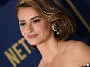 Dapat Hadiah Mobil dari Bono, Penelope Cruz Akhirnya Beranikan Diri Bikin SIM