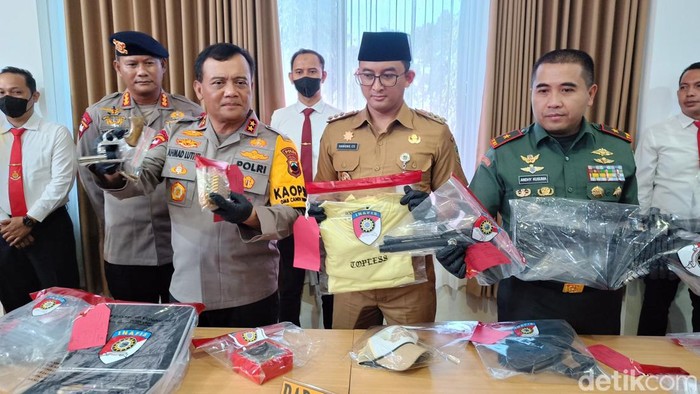 Kapolda Jateng, Irjen Ahmad Luthfi (kiri) menunjukkan barang bukti senjata api yang digunakan pelaku penembakan juru parkir saat ungkap kasus di Mapolresta Banyumas, Senin (29/4/2024).