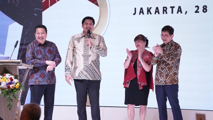 Pengusaha besar nasional yang tergabung di Kadin Indonesia Komite Tiongkok (KIKT) mempersiapkan bonus Rp 23 miliar untuk Timnas U 23 yang masuk semifinal Piala Asia U23. Wakil Ketua KIKT Maruarar Sirait menggalang dukungan di acara halal bihalal KIKT semalam.