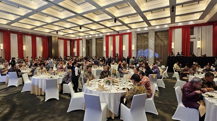 Pengusaha besar nasional yang tergabung di Kadin Indonesia Komite Tiongkok (KIKT) mempersiapkan bonus Rp 23 miliar untuk Timnas U 23 yang masuk semifinal Piala Asia U23. Wakil Ketua KIKT Maruarar Sirait menggalang dukungan di acara halal bihalal KIKT semalam.