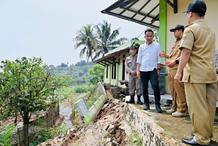 Penjabat Gubernur Jawa Barat Bey Triadi Machmudin meminta Badan Geologi, PVMBG, dan Pemkab Cianjur segera melakukan asesmen lokasi kejadian tanah bergerak di  Kampung Sukajadi, Desa Jatisari, Kecamatan Bojongpicung, Kabupaten Cianjur.