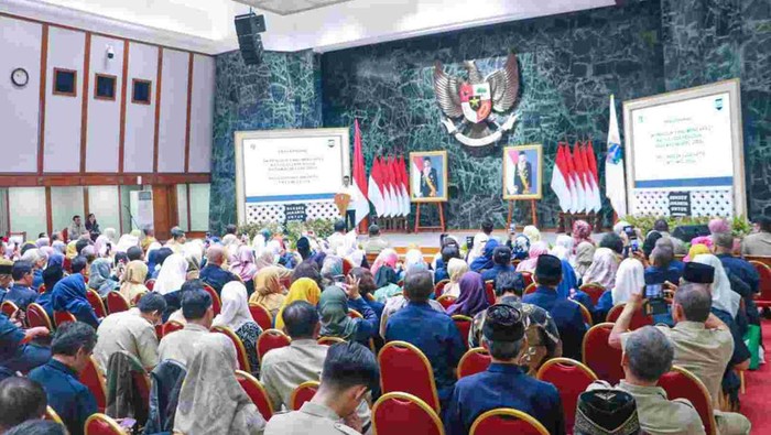 Penjabat (Pj) Gubernur DKI Jakarta Heru Budi Hartono menyerahkan Surat Keputusan (SK) Pensiun kepada 188 pegawai negeri sipil (PNS) yang purnabakti per 1 Mei mendatang.