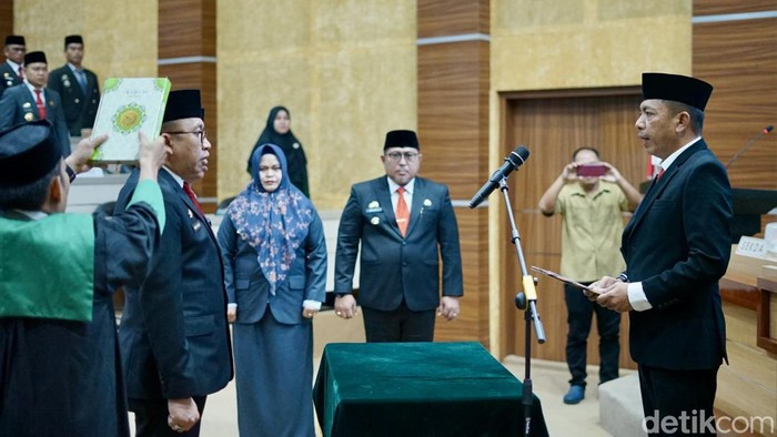 Penjabat Wali Kota Parepare Akbar Ali melantik kepala inspektorat dan kadis sosial.