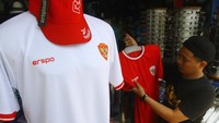 Pramuniaga menata jersei Timnas Indonesia di sebuah gerai perlengkapan olahraga di Malang, Jawa Timur, Senin (29/4/2024). 