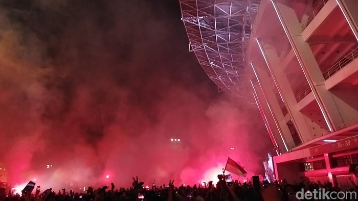 Penonton Nyalakan Flare dan Petasan di GBK, Panitia Ingatkan Ketertiban