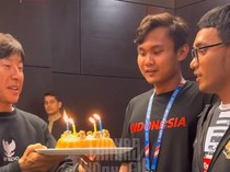 Momen Ulang Tahun Komang Teguh Dirayakan Bersama Pemain Timnas
