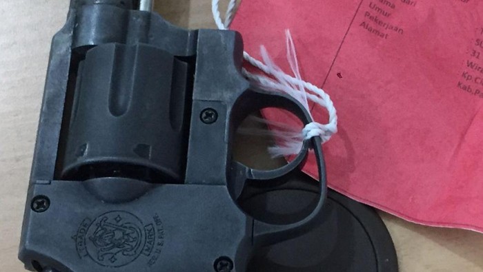 Perburuan badak jawa di TN Ujung Kulon oleh terdakwa Sunendi alias Nendi diketahui menggunakan senjata api jenis mouser dan sebuah revolver. Ini penampakannya. (dok Istimewa)