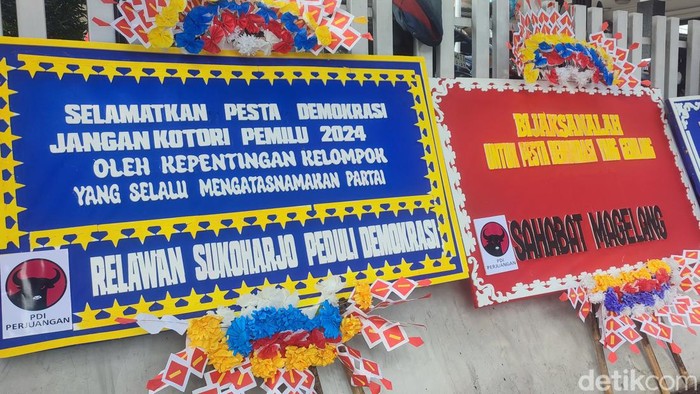 Perkumpulan caleg PDIP yang terancam gagal dilantik kirim karangan bunga ke KPU Jateng, Senin (29/4/2024).