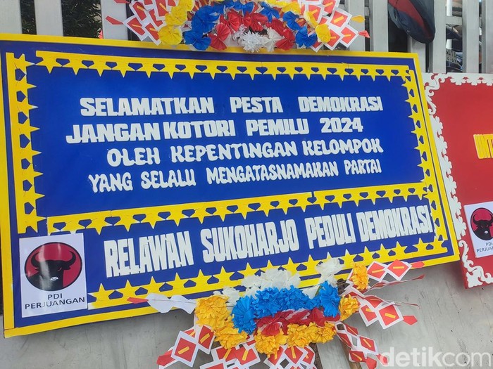 Perkumpulan caleg PDIP yang terancam gagal dilantik kirim karangan bunga ke KPU Jateng, Senin (29/4/2024).