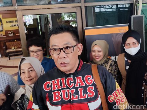 Perkumpulan caleg PDIP yang terancam gagal dilantik kirim karangan bunga ke KPU Jateng, Senin (29/4/2024).