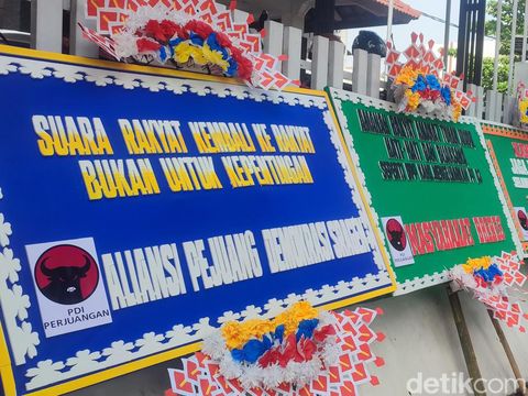 Perkumpulan caleg PDIP yang terancam gagal dilantik kirim karangan bunga ke KPU Jateng, Senin (29/4/2024).
