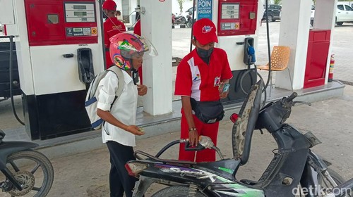 Petugas SPBU saat melayani konsumen beberapa waktu lalu. (Yufengki Bria/detikBali).