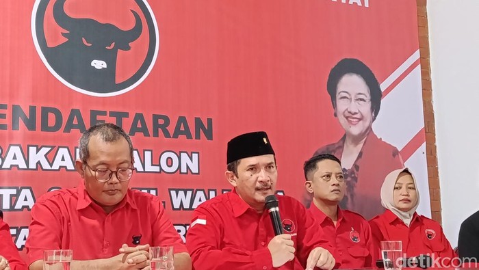 Ketua DPC PDI Perjuangan Kota Jogja Eko Suwanto (tengah) meresmikan masa pendaftaran bakal calon Wali Kota dan Wakil Wali Kota Jogja hingga 20 Mei 2024 di Kantor DPC PDI Perjuangan Kota Jogja, Senin (29/4/2024).