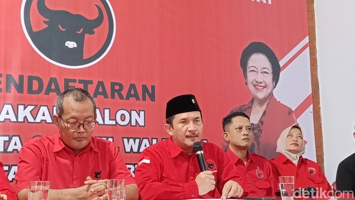 Ketua DPC PDI Perjuangan Kota Jogja Eko Suwanto (tengah) meresmikan masa pendaftaran bakal calon Wali Kota dan Wakil Wali Kota Jogja hingga 20 Mei 2024 di Kantor DPC PDI Perjuangan Kota Jogja, Senin (29/4/2024).