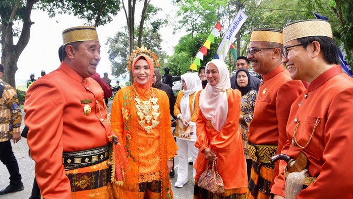 Pj Gubernur Sulsel Bahtiar Baharuddin (kiri) saat menghadiri HUT ke-25 Lutra.