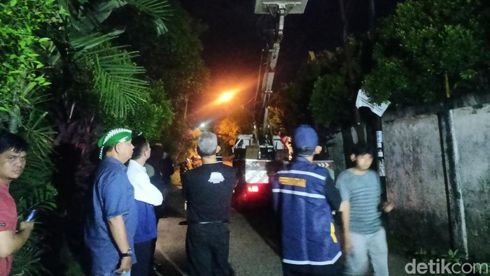 Pj Wali Kota Palembang Ratu Dewa memantau perbaikan lampu jalan di Kecamatan Kalidoni Palembang.