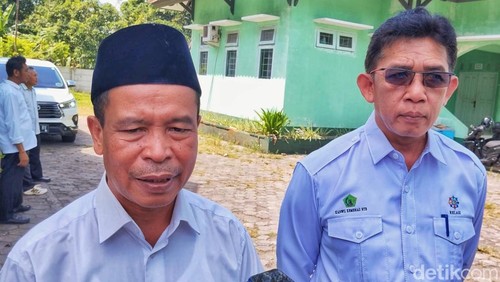 Plt Kepala Bidang Haji Kemenag NTB Azharuddin (kiri) saat ditemui di Kantor Asrama Haji NTB, Senin (29/4/2024). (Ahmad Viqi/detikBali).