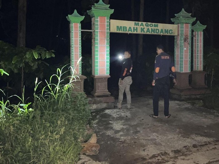 Polisi melakukan olah TKP di lokasi warga Dampit tewas dihajar tetangga