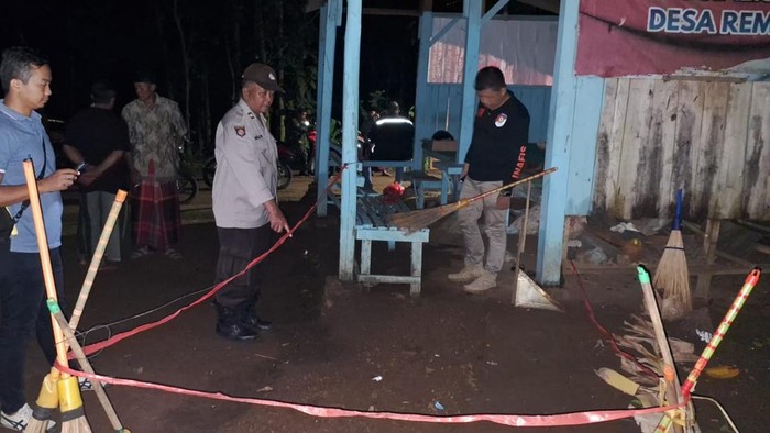 Polisi melakukan olah TKP di lokasi warga Dampit tewas dihajar tetangga