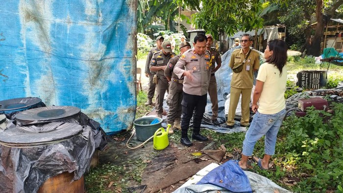 Polsek Beji mengecek aduan warga soal pabrik arang dari batok kelapa yang bikin polusi asap di Beji, Depok.