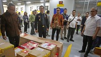 Direktur Jenderal Bea dan Cukai Kementerian Keuangan Askolani (kanan) didampingi Kepala Kantor Bea Cukai Bandara Soekarno Hatta Gatot S Wibowo (kedua kiri) dan Senior Technical Advisor DHL Express Indonesia Ahmad Mohamad (kiri) melihat langsung barang impor dalam pengawasan Bea Cukai di DHL Express Distribution Center-JDC di Tangerang, Banten, Senin (29/4/2024).  