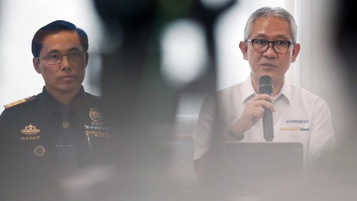 Potret Bos Bea Cukai Kunjungi Gudang DHL Usai Viral Barang Tertahan Direktur Jenderal Bea dan Cukai Kementerian Keuangan Askolani (kiri) melihat langsung petugas Bea Cukai dan DHL melakukan pemeriksaan barang impor dalam pengawasan Bea Cukai di DHL Express Distribution Center-JDC di Tangerang, Banten, Senin (29/4/2024). Kunjungan tersebut merupakan respons Bea Cukai atas beberapa kasus viral mengenai bea masuk yang harus dibayar dari sebuah barang kiriman dari luar negeri. ANTARA FOTO/Muhammad Iqbal