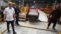 Sebelumnya, kasus viral yang dimaksud menyangkut DHL yakni terkait pembelian sepatu online dari luar negeri seharga Rp 10 juta yang dikenakan bea masuk Rp 31 juta. Kemudian keluhan influencer yang tidak bisa melakukan review mainan robot Megatron dari Robosen karena produk tersebut tertahan di Bea Cukai akibat dikenakan US$ 1.699 dari harga US$ 899. 