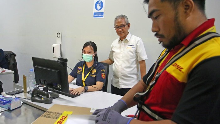 Potret Bos Bea Cukai Kunjungi Gudang DHL Usai Viral Barang Tertahan Direktur Jenderal Bea dan Cukai Kementerian Keuangan Askolani (kiri) melihat langsung petugas Bea Cukai dan DHL melakukan pemeriksaan barang impor dalam pengawasan Bea Cukai di DHL Express Distribution Center-JDC di Tangerang, Banten, Senin (29/4/2024). Kunjungan tersebut merupakan respons Bea Cukai atas beberapa kasus viral mengenai bea masuk yang harus dibayar dari sebuah barang kiriman dari luar negeri. ANTARA FOTO/Muhammad Iqbal