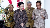 Terekam kejadian menarik dalam pertemuan itu dimana masing-masing kepala negara terlihat membawa suksesornya untuk berbincang sejenak. 