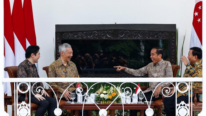 Potret Jokowi-Prabowo Terima Kunjungan PM Singapura di Istana Bogor Indonesian President Joko Widodo and, the Defence Minister and President-elect Prabowo Subianto meet with Singapore's Prime Minister Lee Hsien Loong, and Deputy Prime Minister and Finance Minister Lawrence Wong at the Presidential Palace in Bogor, Indonesia April 29, 2024. REUTERS/Willy Kurniawan