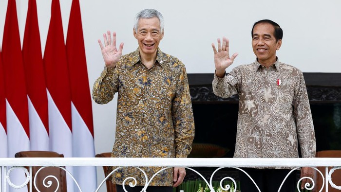 Indonesian President Joko Widodo and, the Defence Minister and President-elect Prabowo Subianto meet with Singapores Prime Minister Lee Hsien Loong, and Deputy Prime Minister and Finance Minister Lawrence Wong at the Presidential Palace in Bogor, Indonesia April 29, 2024. REUTERS/Willy Kurniawan