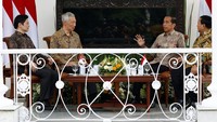 Presiden Jokowi didampingi Menteri Pertahanan yang juga Presiden RI terpilih Prabowo Subianto, sedangkan PM Singapura Lee Hsien Loong didampingi calon penggantinya Wakil Perdana Menteri Lawrence Wong. 