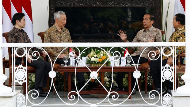 Indonesian President Joko Widodo and, the Defence Minister and President-elect Prabowo Subianto meet with Singapore's Prime Minister Lee Hsien Loong, and Deputy Prime Minister and Finance Minister Lawrence Wong at the Presidential Palace in Bogor, Indonesia April 29, 2024. REUTERS/Willy Kurniawan