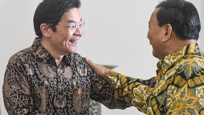 Presiden Terpilih Prabowo Subianto (kanan) berjalan bersama Penganti Perdana Menteri Singapura Lawrence Wong (kedua kanan) saat melakukan pertemuan bersama Presiden Jokowi dan PM Singapura Lee Hsien Loong di Istana Bogor, Jawa Barat, Senin (29/4/2024). Pertemuan tersebut selain membahas mengenai peninjauan kerja sama bilateral serta perjanjian, sekaligus memperkenalkan calon pemimpin masing-masing negara. ANTARA FOTO/Muhammad Adimaja/foc.
