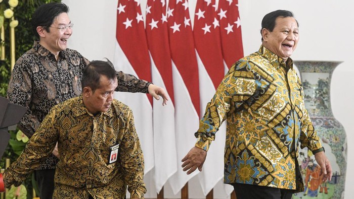 Presiden Terpilih Prabowo Subianto (kanan) berjalan bersama Penganti Perdana Menteri Singapura Lawrence Wong (kedua kanan) saat melakukan pertemuan bersama Presiden Jokowi dan PM Singapura Lee Hsien Loong di Istana Bogor, Jawa Barat, Senin (29/4/2024). Pertemuan tersebut selain membahas mengenai peninjauan kerja sama bilateral serta perjanjian, sekaligus memperkenalkan calon pemimpin masing-masing negara. ANTARA FOTO/Muhammad Adimaja/foc.