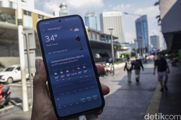 Suhu di Jakarta panas menyengat hari ini. Tercatat suhu di Ibu Kota mencapai 34 derajat Celcius pada pukul 14.30 WIB.