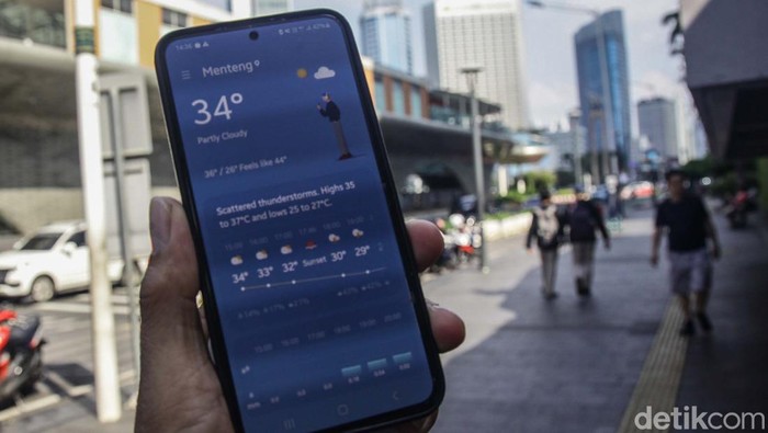 Potret Suhu Panas Jakarta yang Menyengat Suhu di Jakarta panas menyengat hari ini. Tercatat suhu di Ibu Kota mencapai 34 derajat Celcius pada pukul 14.30 WIB.