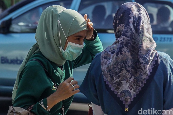 Suhu di Jakarta panas menyengat hari ini. Tercatat suhu di Ibu Kota mencapai 34 derajat Celcius pada pukul 14.30 WIB.