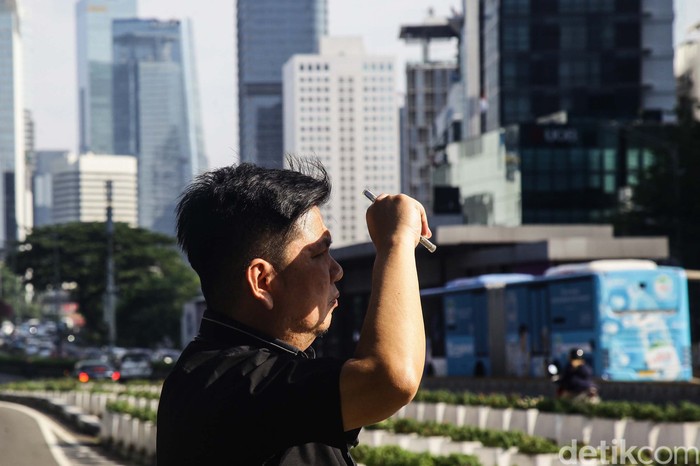 Suhu di Jakarta panas menyengat hari ini. Tercatat suhu di Ibu Kota mencapai 34 derajat Celcius pada pukul 14.30 WIB.
