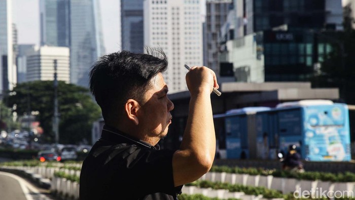 Suhu di Jakarta panas menyengat hari ini. Tercatat suhu di Ibu Kota mencapai 34 derajat Celcius pada pukul 14.30 WIB.