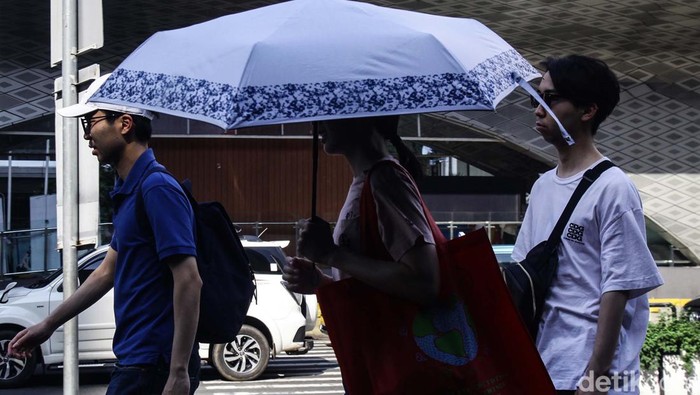 Suhu di Jakarta panas menyengat hari ini. Tercatat suhu di Ibu Kota mencapai 34 derajat Celcius pada pukul 14.30 WIB.