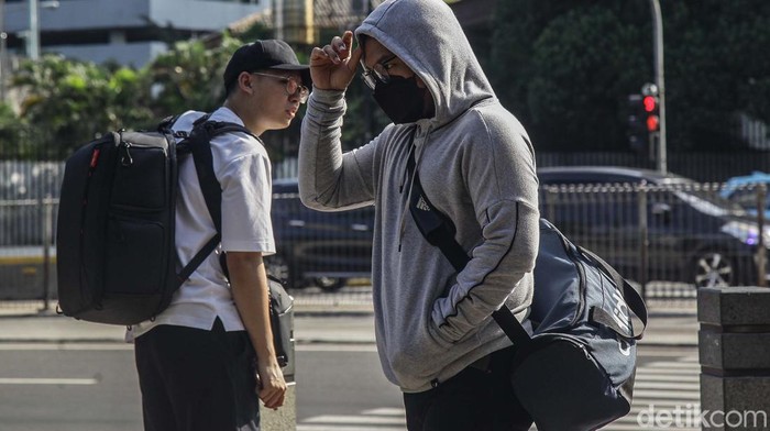 Potret Suhu Panas Jakarta yang Menyengat Suhu di Jakarta panas menyengat hari ini. Tercatat suhu di Ibu Kota mencapai 34 derajat Celcius pada pukul 14.30 WIB.