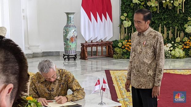 Presiden Joko Widodo (Jokowi) menyambut kunjungan kenegaraan Perdana Menteri Singapura Lee Hsien Loong di Istana Kepresidenan Bogor, Provinsi Jawa Barat, pada Senin, (29/4/2024). (CNBC Indonesia/Emir Yanwardhana)