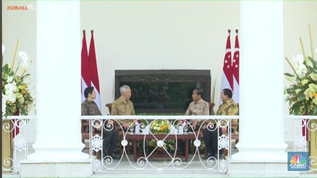 Presiden Joko Widodo (Jokowi) menyambut kunjungan kenegaraan Perdana Menteri Singapura Lee Hsien Loong di Istana Kepresidenan Bogor, Provinsi Jawa Barat, pada Senin, (29/4/2024). (CNBC Indonesia/Emir Yanwardhana)