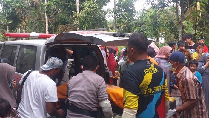 Proses evakuasi jasad wanita membusuk yang ditemukan di dalam rumah di Dharmasraya, Sumbar. (Polsek Sungai Rumbai)