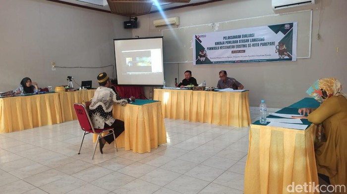 Proses evaluasi kinerja eks Panwascam yang kembali mendaftar untuk Pilwalkot Parepare.