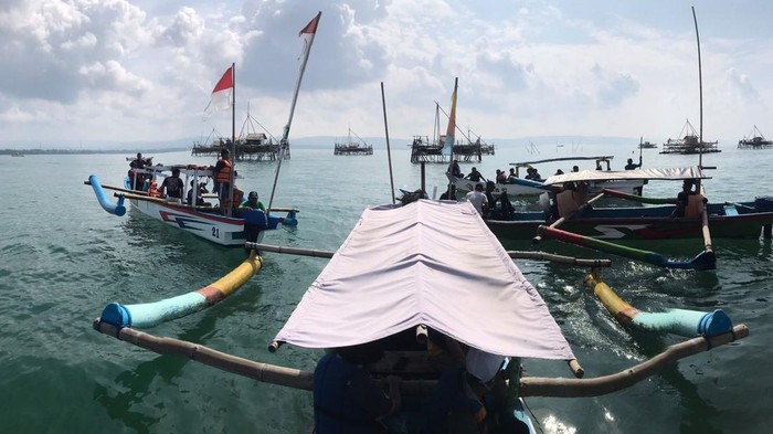 Proses pembersihan sampah terselip di terumbu karang laut Pangandaran